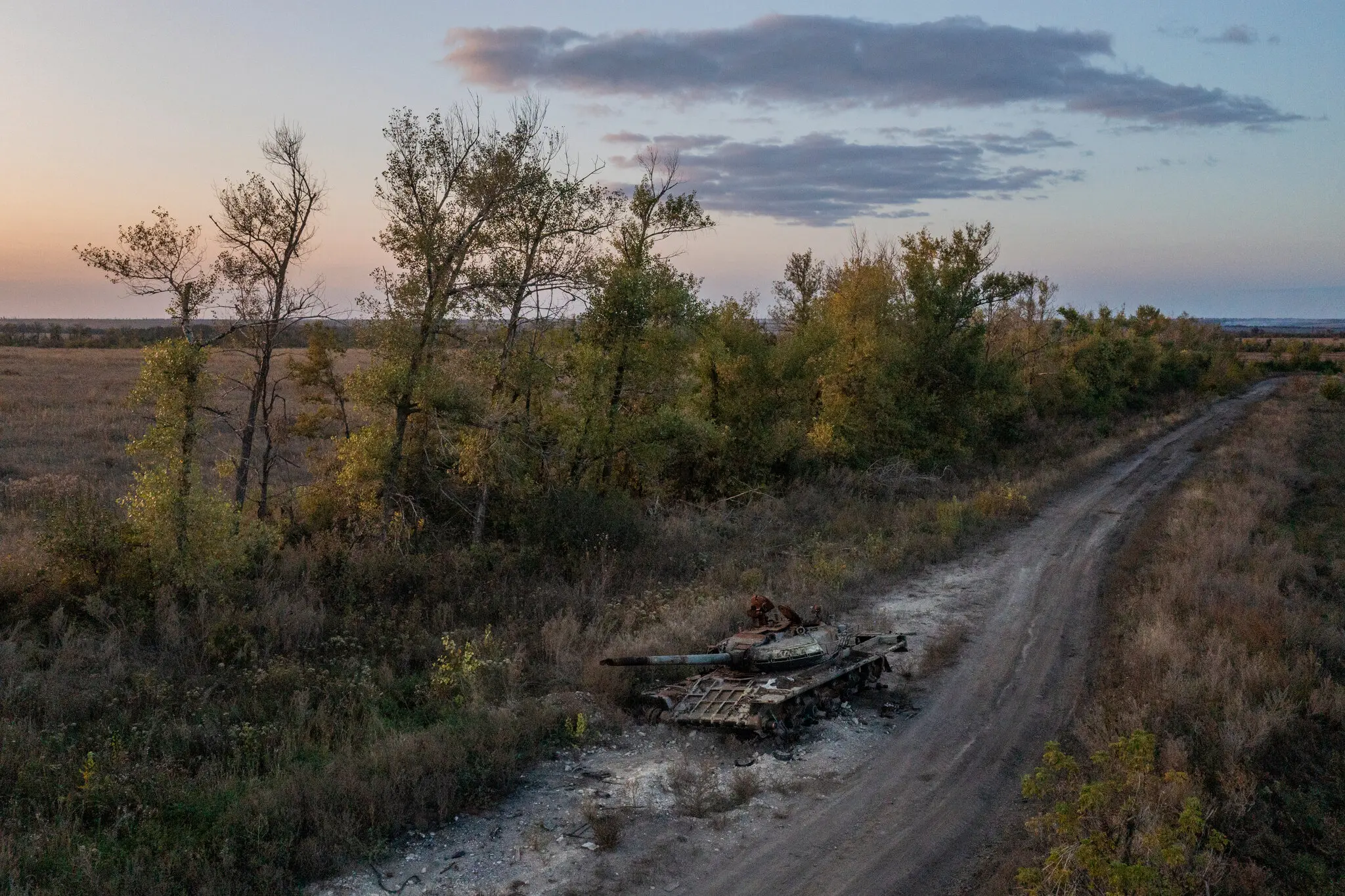Підбитий російський танк біля села Сулигівка на сході України, Харківської області, 3 жовтня